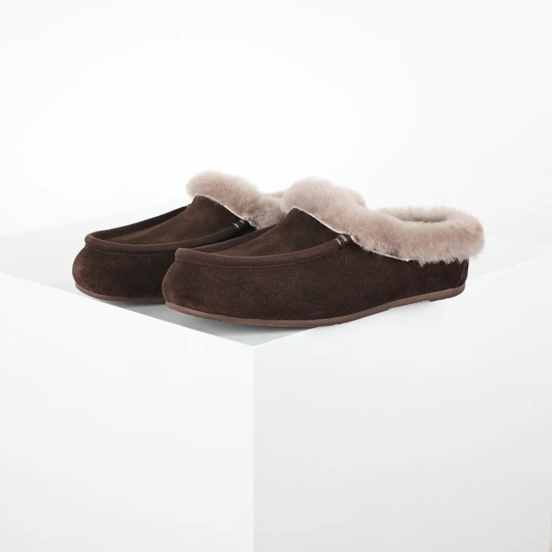 Copy price 💰560 Core recommendation Good price It is a very suitable choice for home use. In recent years, uug has launched a series of styles, which are partially geared towards the preferences of young consumers and have also moved to the forefront of fashion trends. Shoe body material: water-repellent coated suede upper, 17 mm UGGPURE™ implantable wool insole, lightweight non-slip and comfortable rubber outsole, with brand LOGO and trademark, with full packaging Size: 35 36 37 38 39 40